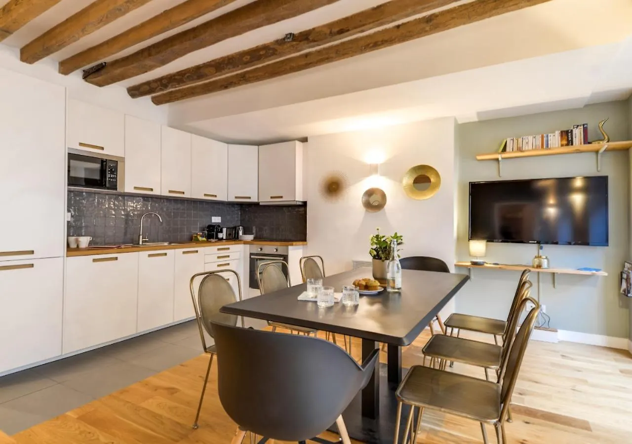 Lägenhet På 78 M² I 8:e - Champs Elysees, Med 3 Sovrum Och 1 Badrum Paris