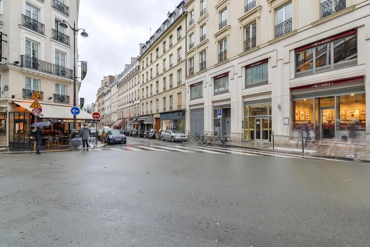 På 78 M² I 8:e - Champs Elysees, Med 3 Sovrum Och 1 Badrum Lägenhet