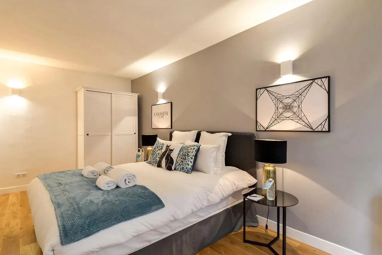 Lägenhet På 78 M² I 8:e - Champs Elysees, Med 3 Sovrum Och 1 Badrum Paris